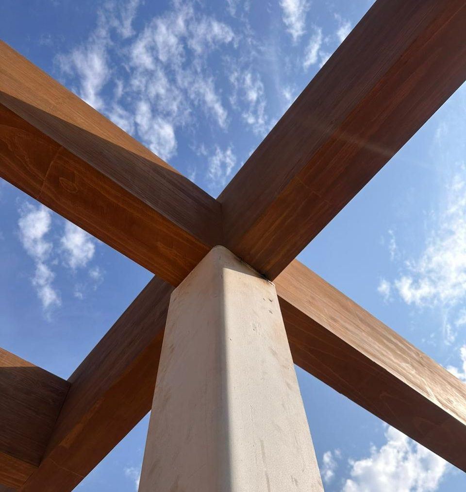 Casa Yapur, Vitacura — estructura de vigas de madera laminada en cruz